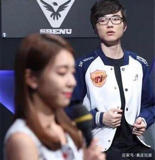 叉腰